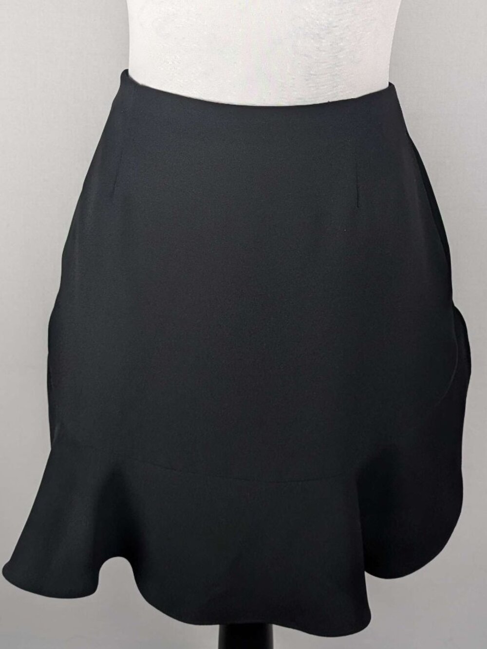 Banana Republic Flounce Hem Ruffle Skirt Sz. 4 Pockets Lined Flirty Minimalist